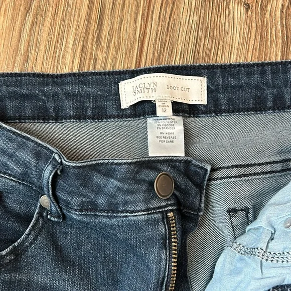 Like new boot cut jeans - Picture 2 of 3